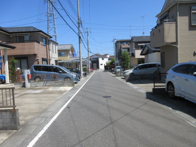 中古戸建　熊谷市円光2-12-67（リフォーム住宅）の前面道路含む現地写真