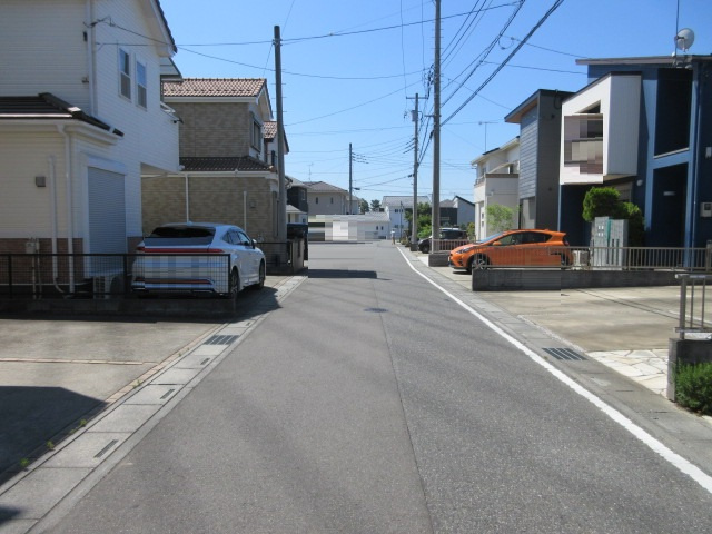 中古戸建　熊谷市円光2-12-67（リフォーム住宅）の前面道路含む現地写真
