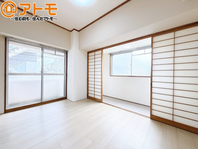 【寝室】 | オレンジマンション | バルコニーに面したお部屋なので、布団などの大きなものも楽々干せます♪