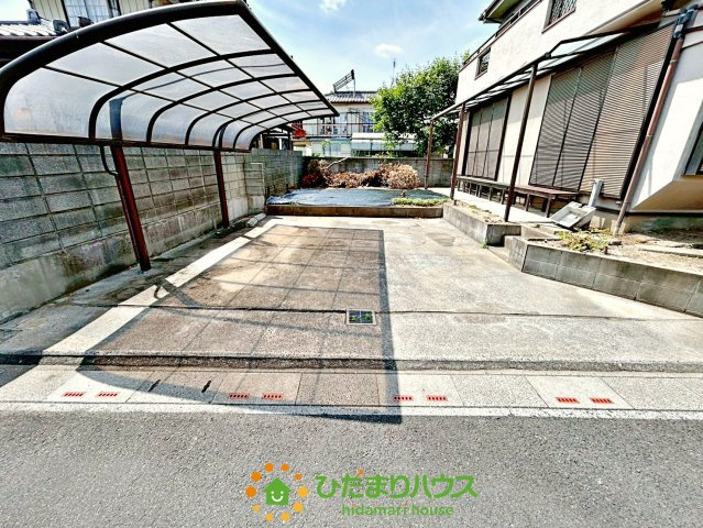 幸手市中2期　中古一戸建ての駐車場