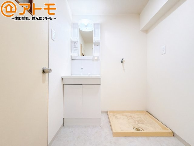 【独立洗面台】 | オレンジマンション | 洗面台の下は収納になっているため、スッキリとした洗面台を保つことができます♪