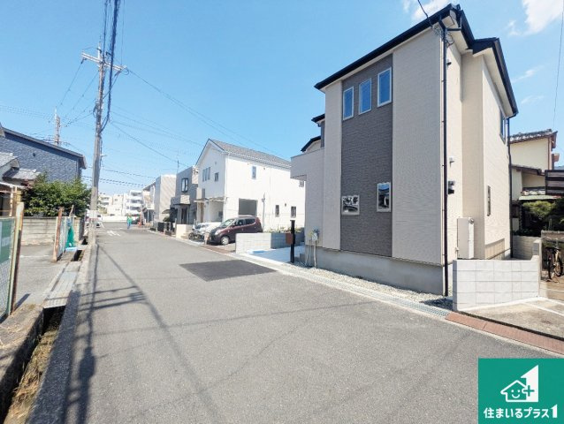 1日(土)2日(日)現地見学可能！　伊丹市荻野　限定1邸の前面道路含む現地写真|周辺は閑静な住宅街！前面道路広々で車の出し入れも便利です。駐車が苦手な方でも安心して車庫入れできます！
