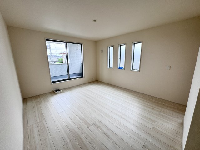新築　高崎市南新波町第2　Livele Garden.S　1号棟の洋室|現地写真　全室南向きで明るいお部屋、子供部屋は明るい方が良いですよね♪							
					
				
					
					
