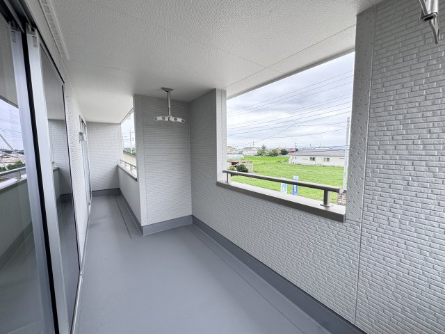 新築　高崎市南新波町第2　Livele Garden.S　1号棟のバルコニー|現地写真　日当たりの良い広々バルコニー！どのお部屋からも行き来できます。							
