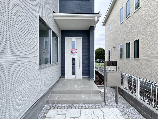 新築　高崎市南新波町第2　Livele Garden.S　1号棟の玄関|現地写真　ポストと一体型のTVモニターホンでセキュリティ安心！
