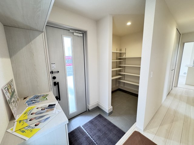 新築　高崎市南新波町第2　Livele Garden.S　1号棟の玄関|現地写真　シューズインクロークと下駄箱があり、かなりの収納量が期待できます！							
