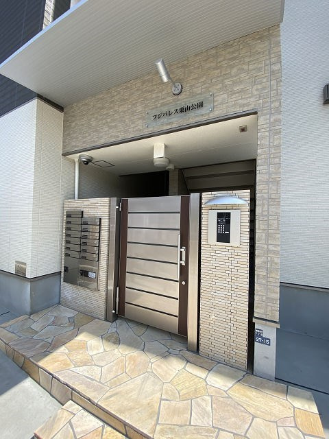 フジパレス栗山公園のエントランス