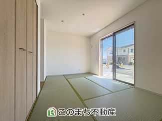 【和室】 | いろどりアイタウン古河市諸川23-P1　 | 宿泊者の就寝スペースとしても活躍するリビング横の6帖和室♪