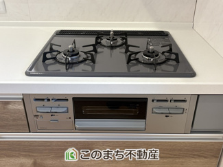 【キッチン】 | いろどりアイタウン古河市諸川23-P1　 | 3口ビルトインコンロで同時調理可能♪時短家事につながりますね♪