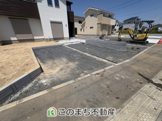 【駐車場】 | いろどりアイタウン古河市諸川23-P1　 | 広々とした駐車場は最大で3台駐車可能（車種による）
