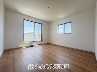 【洋室】 | いろどりアイタウン古河市諸川23-P1　 | 2面採光の明るい室内♪