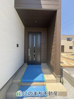 【玄関】 | いろどりアイタウン古河市諸川23-P1　 | 雨の日も安心の玄関ポーチ☆