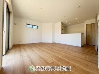 【居間・リビング】 | いろどりアイタウン古河市諸川23-P1　 | 開放感のある広々リビング。たくさんの日差しがご家族の団らんを明るく照らします♪
