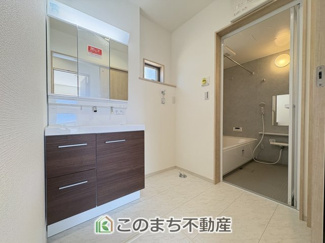【独立洗面台】 | いろどりアイタウン古河市諸川23-P1　 | 1・2階に洗髪洗面化粧台を配置。忙しい朝の身支度もバッティングせずに完了します♪