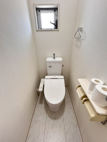 あきる野市牛沼/中古戸建/セカンドハウス利用のため室内大変キレイです♪のトイレ|温水洗浄暖房便座付き♪