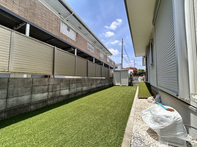 あきる野市牛沼/中古戸建/セカンドハウス利用のため室内大変キレイです♪の庭|人工芝敷設で面倒な草刈りは不要♪