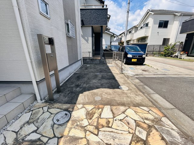 あきる野市牛沼/中古戸建/セカンドハウス利用のため室内大変キレイです♪の駐車場|お車２台駐車可能です♪