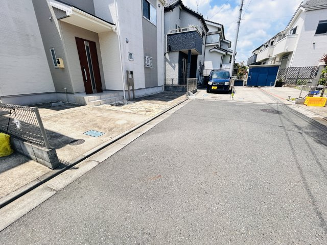 あきる野市牛沼/中古戸建/セカンドハウス利用のため室内大変キレイです♪の前面道路含む現地写真|前面道路は５ｍ☆すれ違いも楽々です♪