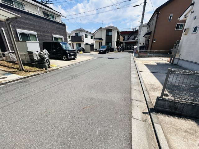 あきる野市牛沼/中古戸建/セカンドハウス利用のため室内大変キレイです♪の前面道路含む現地写真|整備された開発道路♪