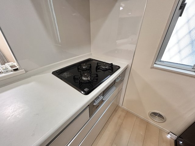 あきる野市牛沼/中古戸建/セカンドハウス利用のため室内大変キレイです♪のその他|3口コンロでお料理時間を短縮♪