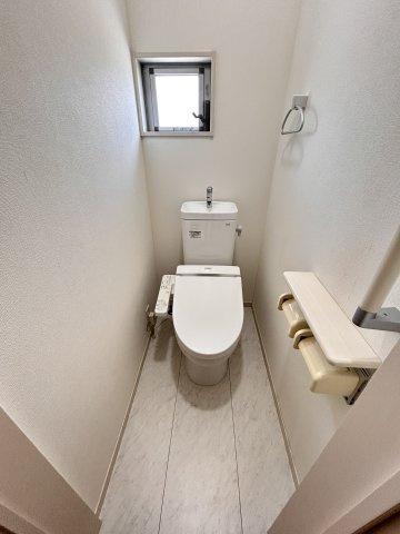 あきる野市牛沼/中古戸建/セカンドハウス利用のため室内大変キレイです♪のトイレ|2階トイレも温水洗浄暖房便座付き♪