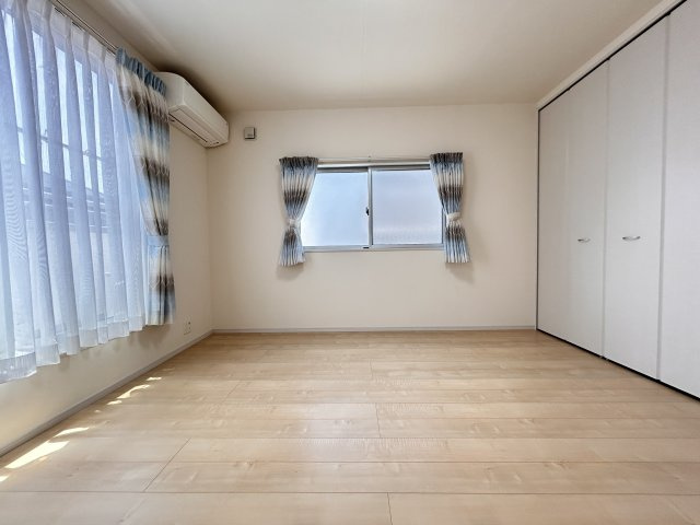 あきる野市牛沼/中古戸建/セカンドハウス利用のため室内大変キレイです♪の洋室|各室２面採光で明るい室内♪