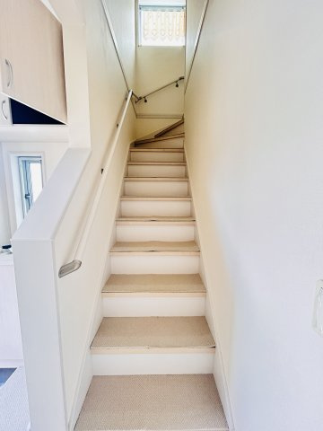 あきる野市牛沼/中古戸建/セカンドハウス利用のため室内大変キレイです♪の内装|手すり付きで登り降りも楽々♪