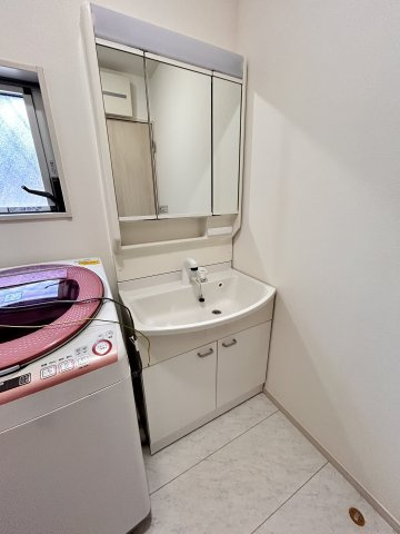あきる野市牛沼/中古戸建/セカンドハウス利用のため室内大変キレイです♪の独立洗面台|シャンプードレッサー付きです♪