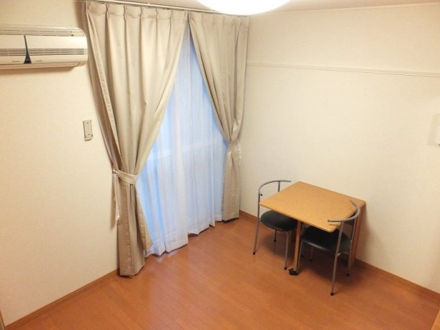 こちらの居間で趣味の時間をお楽しみください