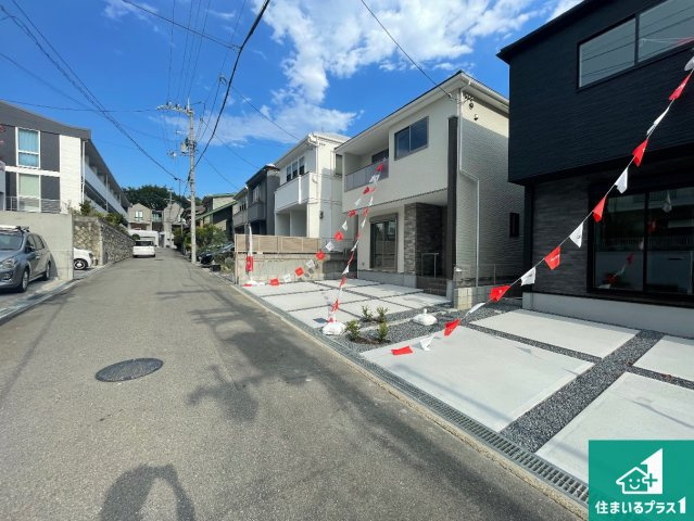 豊中市待兼山町　第1期　新築一戸建ての前面道路含む現地写真|周辺は閑静な住宅街！前面道路広々で車の出し入れも便利です。駐車が苦手な方でも安心して車庫入れできます！