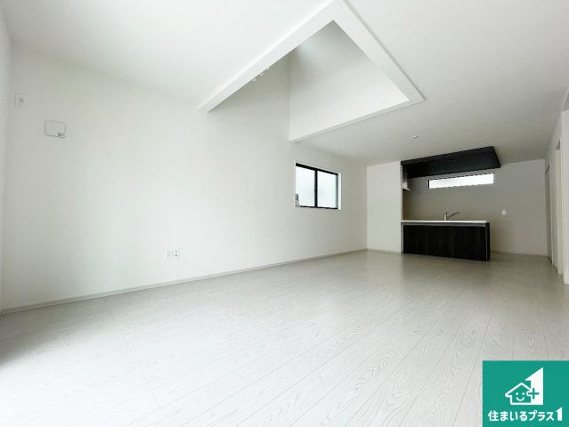 豊中市待兼山町　第1期　新築一戸建ての居間・リビング|シンプルなリビングは、観葉植物等のインテリアを楽しめますね！パパ好みにも、ママ好みにも家具次第で雰囲気を変えることができます！