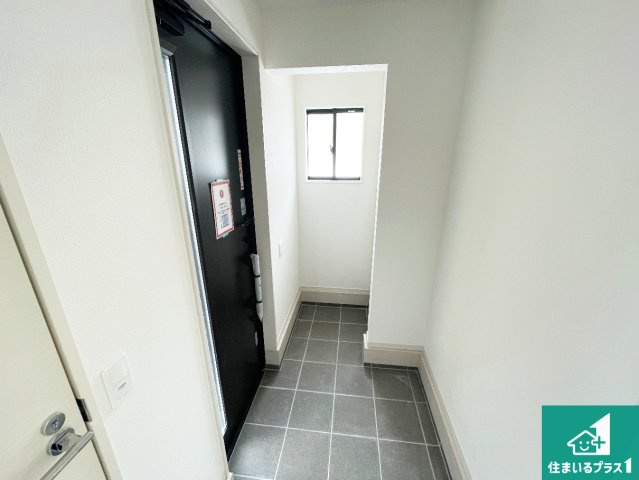 豊中市待兼山町　第1期　新築一戸建ての玄関|シューズボックスにはたくさんの靴が収納できるので玄関周りはいつもスッキリ！ご家族が増えても安心！