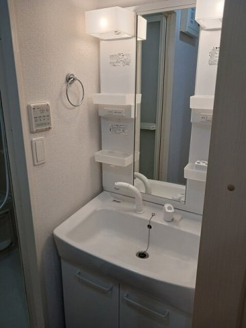 ゆったりとスペースのある洗面所