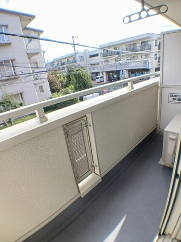 外からの目が気にならないバルコニーで洗濯物が干せます