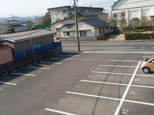 メゾンFⅡの駐車場