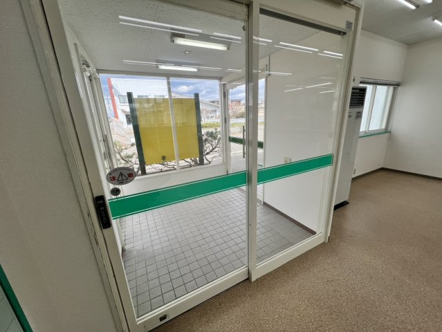 浦幌貸店舗1の玄関