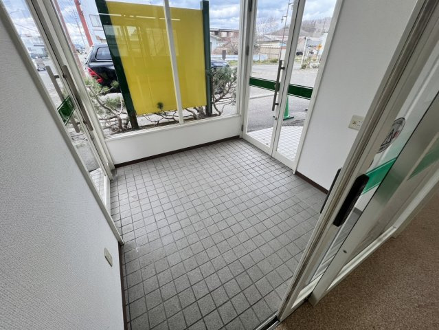 浦幌貸店舗1の玄関