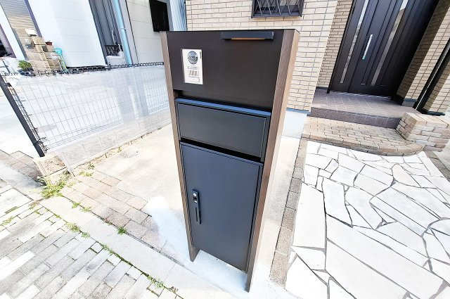 堺市西区菱木の設備|宅配ボックス付き機能門柱：新調済み。