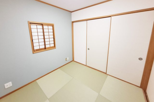 堺市西区菱木の和室|和室：襖を開ければリビングとの一体利用が可能です。