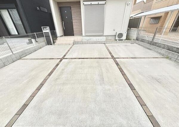 新前田戸建の駐車場