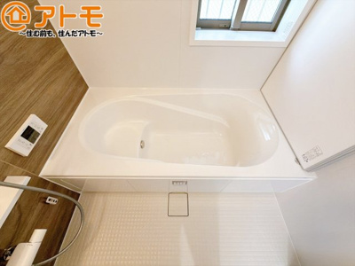 【浴室】 | 葵区田町7期　新築戸建　E号棟 | お子様やお年寄りが使いやすいだけでなく、半身浴にも便利なベンチタイプの湯舟です。お湯の節約にも！