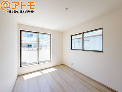 【寝室】 | 葵区田町7期　新築戸建　E号棟 | バルコニーに面したお部屋なので、布団などの大きなものも楽々干せます♪