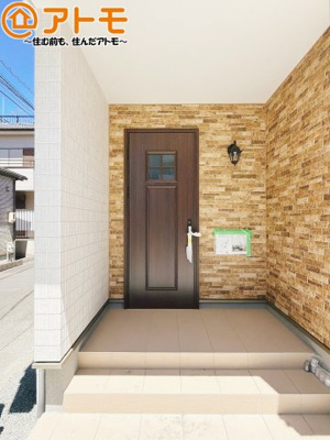 【玄関】 | 葵区田町7期　新築戸建　E号棟 | 落ち着いた色合いの玄関はダブルロックで防犯性に優れた仕様になっています♪