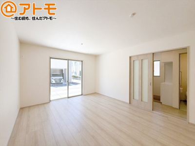 【居間・リビング】 | 葵区田町7期　新築戸建　E号棟 | 日当たりのよいリビングは、一年を通してぽかぽかとしています。家族が自然と集まる空間になりそうですね♪