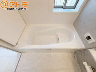 【浴室】 | 葵区田町7期　新築戸建　F号棟 | お子様やお年寄りが使いやすいだけでなく、半身浴にも便利なベンチタイプの湯舟です。お湯の節約にも！