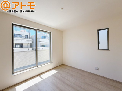 【寝室】 | 葵区田町7期　新築戸建　F号棟 | バルコニーに面したお部屋なので、布団などの大きなものも楽々干せます♪