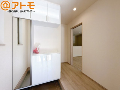 【玄関】 | 葵区田町7期　新築戸建　F号棟 | お出かけ前の身だしなみチェックができる全身鏡のある玄関です♪