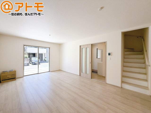 【居間・リビング】 | 葵区田町7期　新築戸建　F号棟 | 日当たりのよいリビングは、一年を通してぽかぽかとしています。家族が自然と集まる空間になりそうですね♪