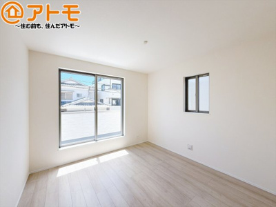 【寝室】 | 葵区田町7期　新築戸建　G号棟 | バルコニーに面したお部屋なので、布団などの大きなものも楽々干せます♪