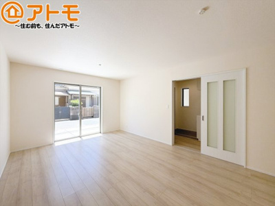 【居間・リビング】 | 葵区田町7期　新築戸建　G号棟 | 日当たりのよいリビングは、一年を通してぽかぽかとしています。家族が自然と集まる空間になりそうですね♪